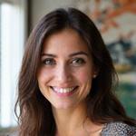 Retrato profesional de Elena Sánchez, creadora de viajes a medida.