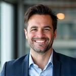 Retrato profesional de Javier García, gerente de operaciones y logística.